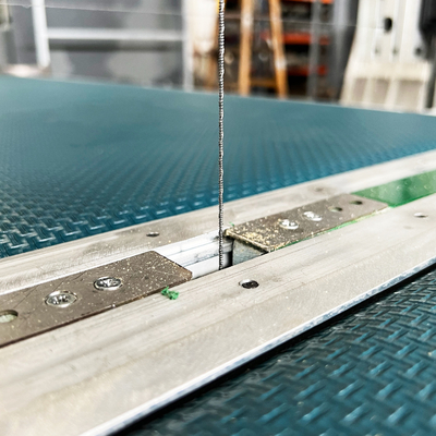 เครื่องตัดโฟม CNC Rock Wool PU สำหรับรูปทรงที่ซับซ้อน 2 มิติสำหรับวัสดุก่อสร้าง