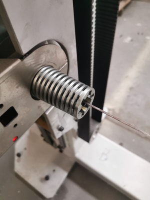 เครื่องตัดฟอง CNC ทิศทางหมุนหมุน Saw Blade สําหรับสปองและยืดหยุ่น PU กับเข็มขัดโต๊ะหมุน