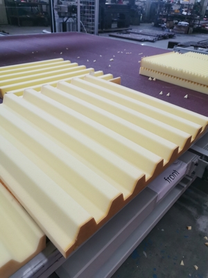 เครื่องตัดฟอง CNC ทิศทางหมุนหมุน Saw Blade สําหรับสปองและยืดหยุ่น PU กับเข็มขัดโต๊ะหมุน