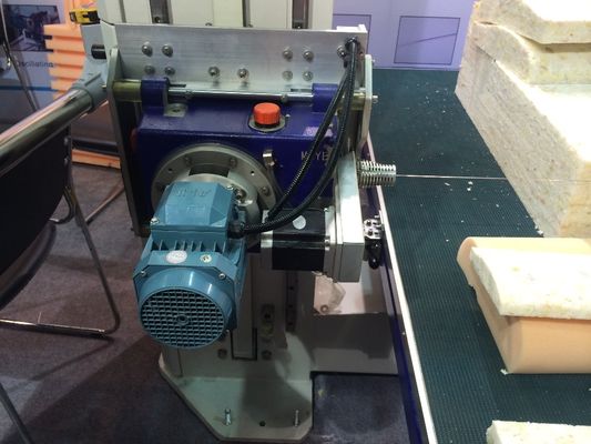 โฟมที่มีความยืดหยุ่น 6kw เครื่องตัดใบมีด CNC แนวตั้งความเร็วสูง