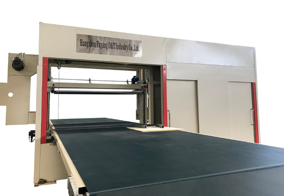 เครื่องตัดฟองน้ำ CNC แบบตั้งตรง 40m / Min 3D Shape สำหรับโฟมที่ยืดหยุ่น