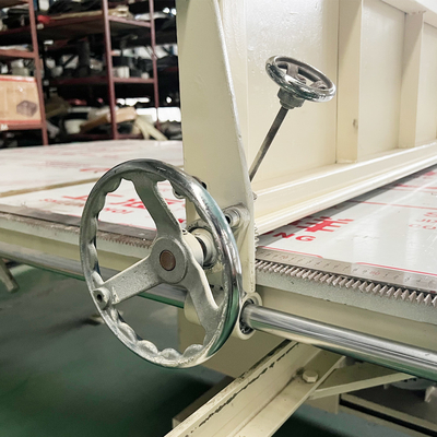 เครื่องตัดโฟมที่นอนฟองน้ำแนวตั้งด้วยตนเอง CNC